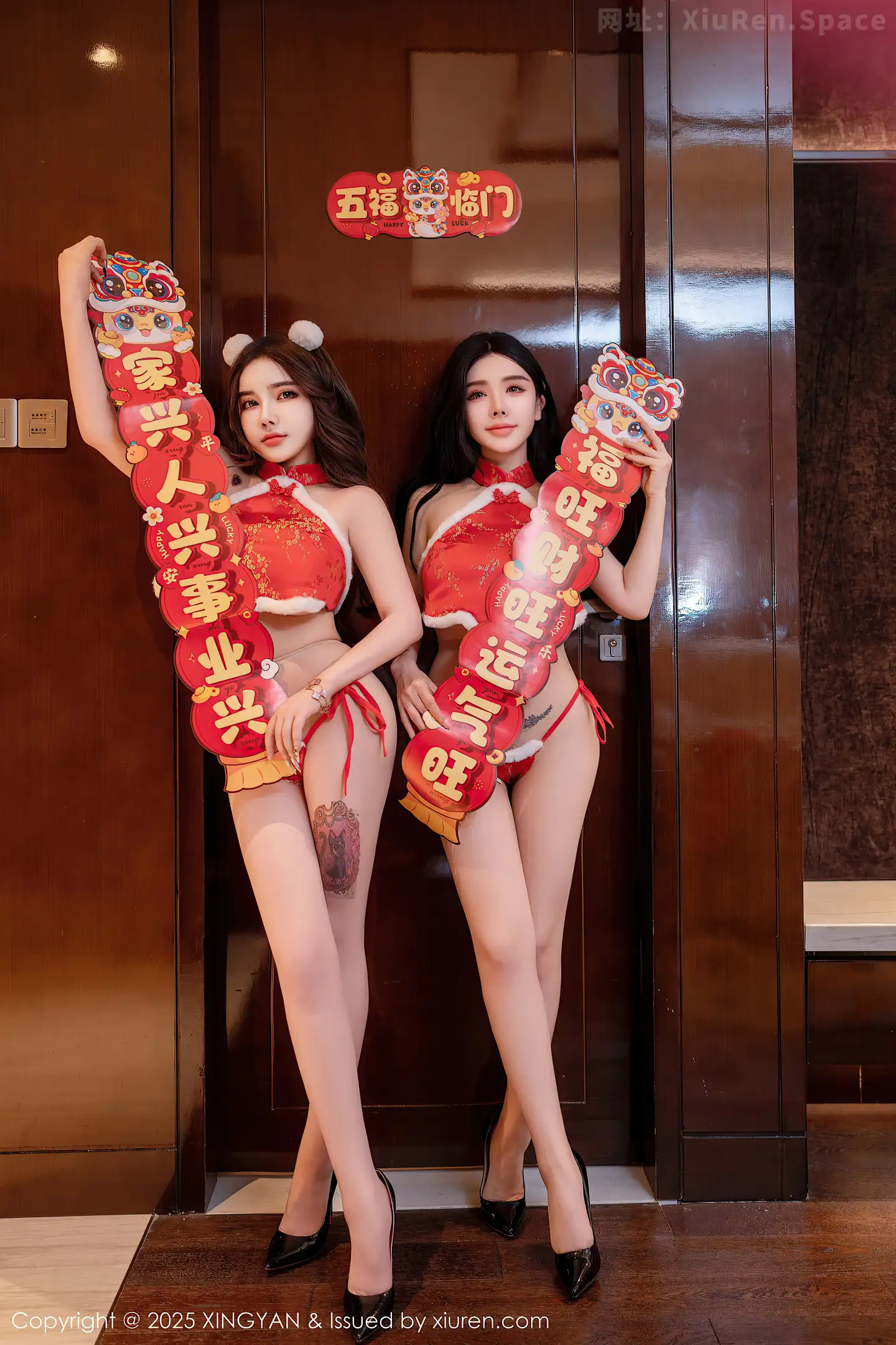 图片[3]-[XINGYAN星颜社]VOL.304 模特合集潘思沁＆温心怡性感红色肚兜秀丰满身材惹火诱惑写真80P-秀人网官方网站